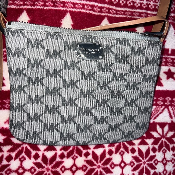 Micheal Kors bag. - Picture 1 of 6